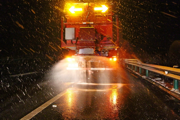 大風降雪，馬巢高速除雪撒布機緊張作業(yè).jpg