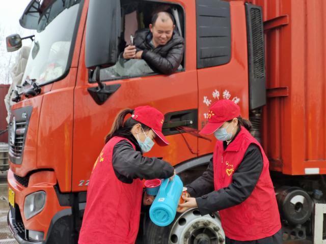 六安北中心黨團志愿者雨雪天氣上路為滯留司乘送餐水5_調(diào)整大小.jpg