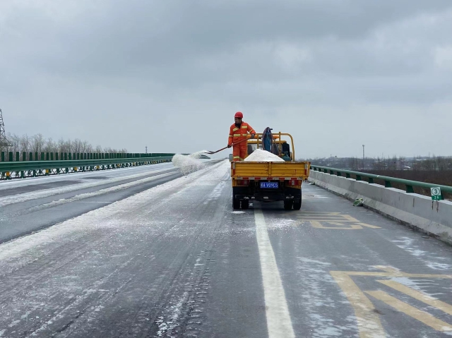 2月21日，蚌埠處除雪作業(yè)人員對(duì)轄段橋梁人工撒布融雪劑.jpg