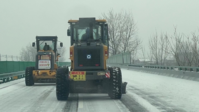 2月21日，六安西中心除雪小組在周集往南照方向用裝載機(jī)進(jìn)行梯隊(duì)除雪作業(yè).jpg