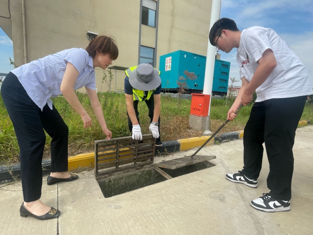 4迅捷物流高遠(yuǎn)公司組織工作人員對(duì)園區(qū)內(nèi)雨水井開(kāi)展排查和清掏疏通工作，確保園區(qū)雨季排水暢通。.png