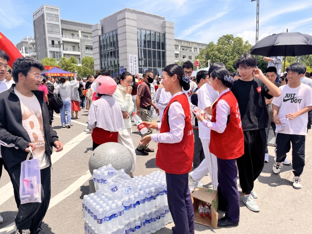 6月7日，德上高速淮南處壽縣站暢淮青年服務(wù)志愿者吳瑞瑞、莊曉曉為考生提供飲水...JPG